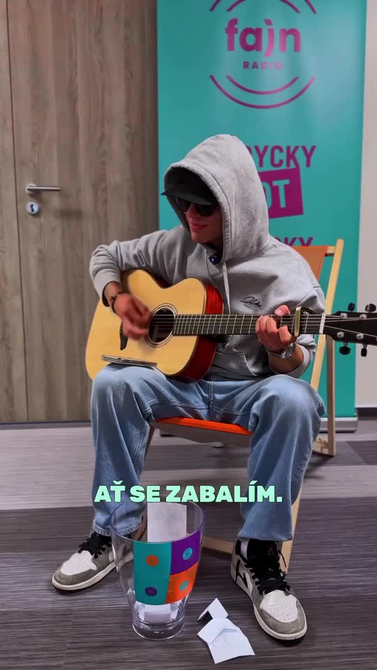 Záběr: hudebník s kytarou ve studiu Fajn Radia